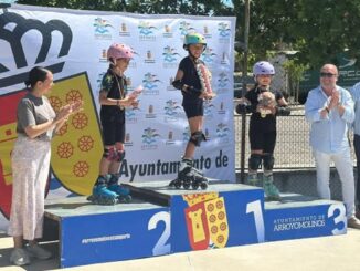 Grupo de participantes en actividad de patinaje en línea organizada por Elite Skating en Arroyomolinos