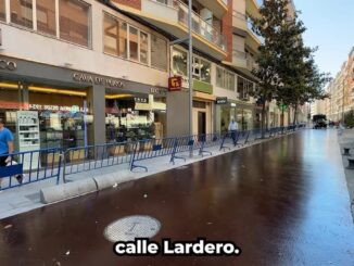 Trabajos de asfaltado en la calle Lardero con nuevas jardineras y ampliación del espacio peatonal durante la reurbanización
