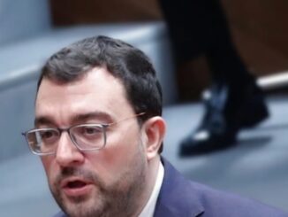 Adrián Barbón, presidente del Principado de Asturias, durante la iniciativa de preguntas al presidente sobre gestión de residuos y la planta de Cogersa