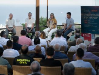 Presentación de las etapas 6 y 7 de la Vuelta a España 2026 en el Desierto de las Palmas de Castellón con el director técnico y ciclistas profesionales