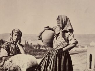 Collage de fotografías históricas en blanco y negro del siglo XX mostrando escenas de vida rural, tradiciones y desarrollo urbano de Castilla-La Mancha