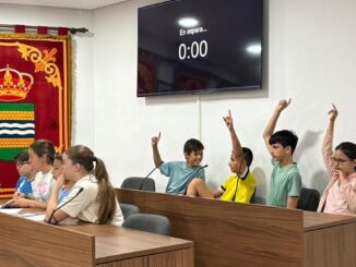 Pleno infantil de Ciempozuelos con concejales votando propuestas de mejoras en colegios y parques municipales