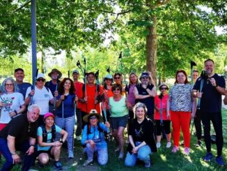 Participantes en la clausura del programa Marcha Nórdica con el concejal Mariano Sánchez en el Paseo de los Chopos