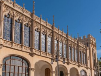 Fachada del Conservatorio Profesional de Música de Catarroja con anuncio de licitación de obras