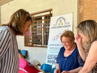 Encuentro de bolillos en los soportales de la plaza de la Mancha con participantes practicando encaje de Chantilly