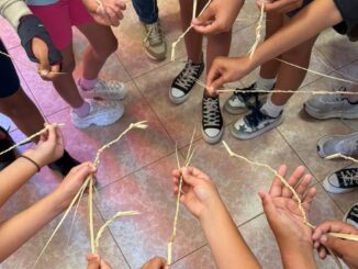 Taller de artesanía con escolares en el proyecto EnRedArte de Fuerteventura, con participación de artesanos creativos locales