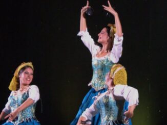 Bailaor de Escuela Bolera en traje tradicional español durante el Festival de Folklore