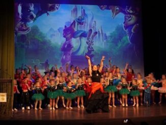 Actuación de alumnos de la Escuela Municipal de Música y Danza en la gala de fin de curso en el Palacio de Pedro I de Torrijos