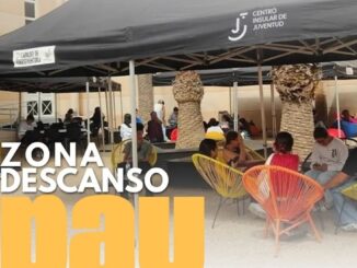 Cartel informativo de espacios de descanso habilitados para estudiantes de PAU en Fuerteventura durante junio de 2026