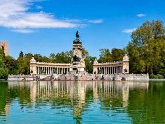 Vista del Estanque del Retiro en Madrid con el monumento a Alfonso XII reflejado en el agua