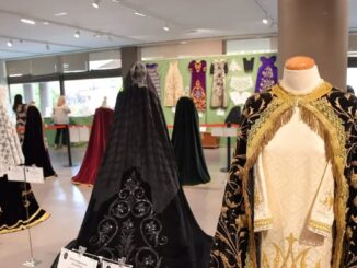 Detalle del ajuar y elementos de la Virgen de la Soledad en exposición