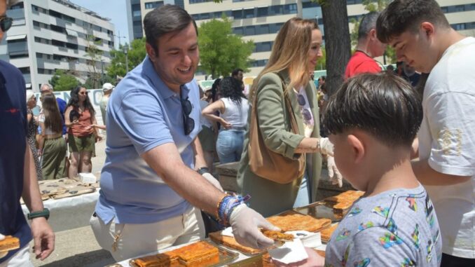 Fiestas del Distrito IV: domingo de diversión familiar con música y gastronomía Familias disfrutando de actividades infantiles y danza en la mañana de las Fiestas del Distrito IV