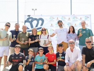 Alumnos y monitores de la Escuela de Tenis y Pádel de Arroyomolinos en el acto de fin de curso