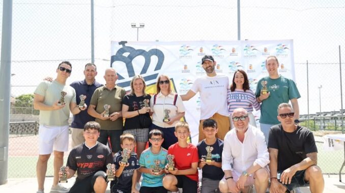 Alumnos y monitores de la Escuela de Tenis y Pádel de Arroyomolinos en el acto de fin de curso