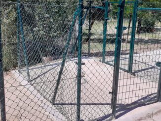 Vista de la nueva rampa de acceso instalada en el parque canino de la calle Clara Campoamor