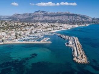Fachada e instalaciones del club náutico de Altea, con acceso al puerto deportivo