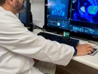 Paciente en consulta oncológica del Hospital Doctor Peset de Valencia