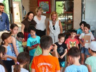 Niños y familias participan en actividades de exploración de la naturaleza durante una jornada de Imagina en Verde en Alcobendas