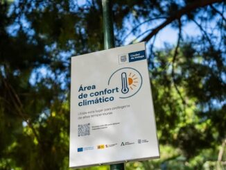 Cartel promocional del Ayuntamiento de Málaga sobre las áreas de confort climático señalizadas para protección ante calor extremo