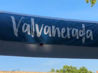 Participantes de la marcha Valvanera Camina saliendo desde la plaza del Ayuntamiento de Logroño hacia el Monasterio de Valvanera