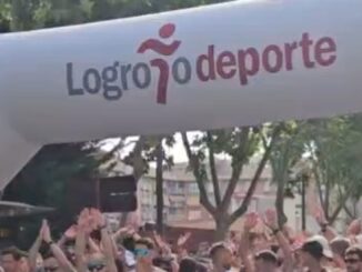 Participantes corriendo en la Media Maratón de La Rioja en las calles de Logroño con presencia del alcalde Conrad Escobar