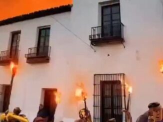 Representación teatral del Motín de Arganda con actores en traje histórico en la Plaza de la Constitución