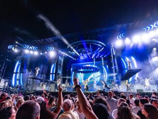 Miles de personas en el concierto de Panorama en el recinto El Batán durante las Fiestas Patronales