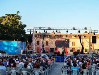 Concierto de Rocío Durán en la plaza de España durante las Fiestas Patronales 2026 de San Fernando, con asistencia de numerosos vecinos disfrutando de la copla y el flamenco