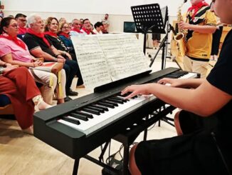 Acto de celebración del Día de las Tradiciones en San Fernando de Henares con participación de autoridades locales y actuaciones musicales