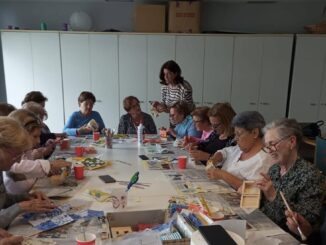 Taller de manualidades en el Centro de la Tercera Edad de Navalcarnero con participación de mayores