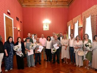 Acto institucional de despedida de trabajadores jubilados del Ayuntamiento de Tomelloso en el salón de plenos, con presencia del alcalde Javier Navarro, la Corporación municipal, familiares y amigos