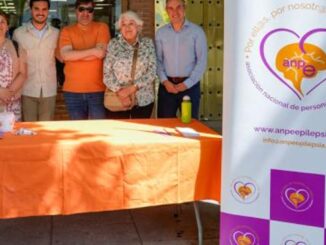 Fachada del Ayuntamiento de Torrejón de Ardoz iluminada de color naranja para el Día Nacional de la Epilepsia