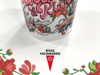 Vaso solidario de las Fiestas Rivas Vaciamadrid 2026 con diseño en tonos rosa y blanco