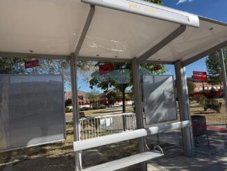 Vista de la Plaza de la Constitución con señalización de reapertura del tráfico tras las fiestas