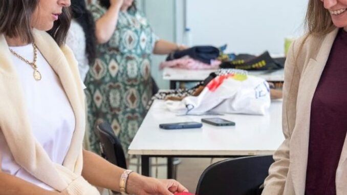Más de 330 personas solicitan los cursos de artesanía tradicional de Eivissa Taller de artesanía tradicional del Consell d'Eivissa con estudiantes trabajando en confección y patronaje