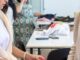 Taller de artesanía tradicional del Consell d'Eivissa con estudiantes trabajando en confección y patronaje