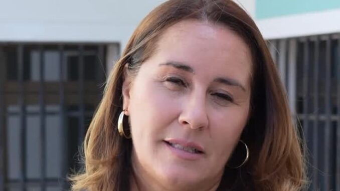 Adjudicado el tramo Aeropuerto-Pozo Negro del eje Norte-Sur Presidenta insular Lola García presentando la adjudicación provisional del tramo Aeropuerto-Pozo Negro del eje Norte-Sur de Fuerteventura
