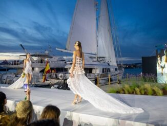 Desfile de moda Adlib 55 aniversario en la plaça de sa Riba del puerto de Eivissa