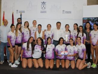 Atletas del club Albacete-Diputación celebran el ascenso a Primera División nacional junto al alcalde Manuel Serrano en el Ayuntamiento