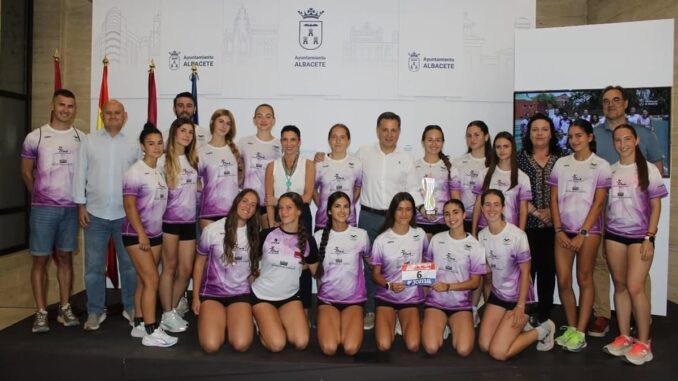 Albacete celebra el ascenso del equipo femenino a Primera División Atletas del club Albacete-Diputación celebran el ascenso a Primera División nacional junto al alcalde Manuel Serrano en el Ayuntamiento