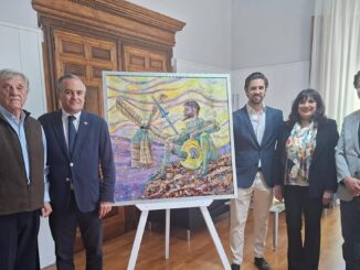El alcalde José Julián Gregorio recepcionando un cuadro sobre Don Quijote del artista Juan Merelo en el Ayuntamiento