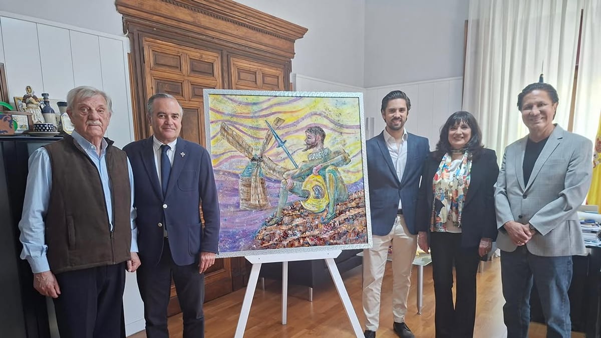 El alcalde José Julián Gregorio recepcionando un cuadro sobre Don Quijote del artista Juan Merelo en el Ayuntamiento