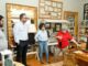 El alcalde de Tomelloso en la tienda Mondema Artesanos durante su visita a la empresa de carpintería artesanal