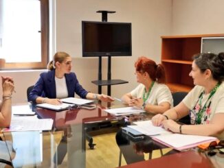 La alcaldesa Judith Piquet durante el encuentro con representantes de Fibro Alcalá, la asociación de enfermos de fibromialgia