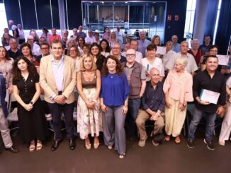 Acto de clausura de Aula UAM+50 en Alcobendas con autoridades municipales y participantes del programa de formación para mayores