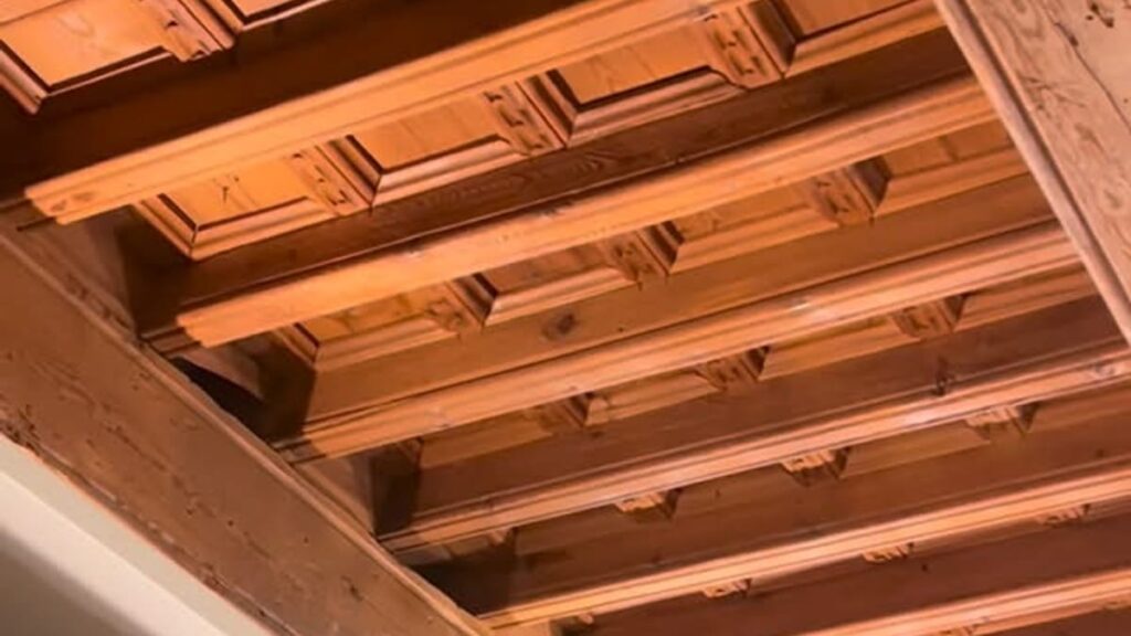 Alfarje de madera del siglo XVI descubierto en una vivienda del Casco Histórico de Toledo tras retirar un falso techo moderno
