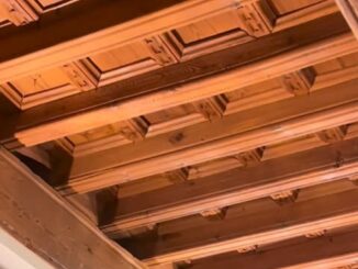 Alfarje de madera del siglo XVI descubierto en una vivienda del Casco Histórico de Toledo tras retirar un falso techo moderno
