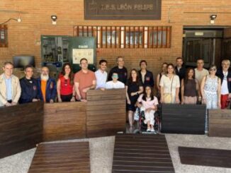 Alumnos del IES León Felipe durante la construcción de mobiliario adaptado para aulas TEA