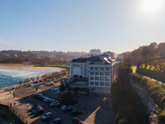 Vista de las barandillas históricas de la Primera de El Sardinero en Santander