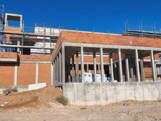 Imagen de las obras en construcción de la nueva parroquia del Barrio de La Montaña, mostrando el avance de la infraestructura
